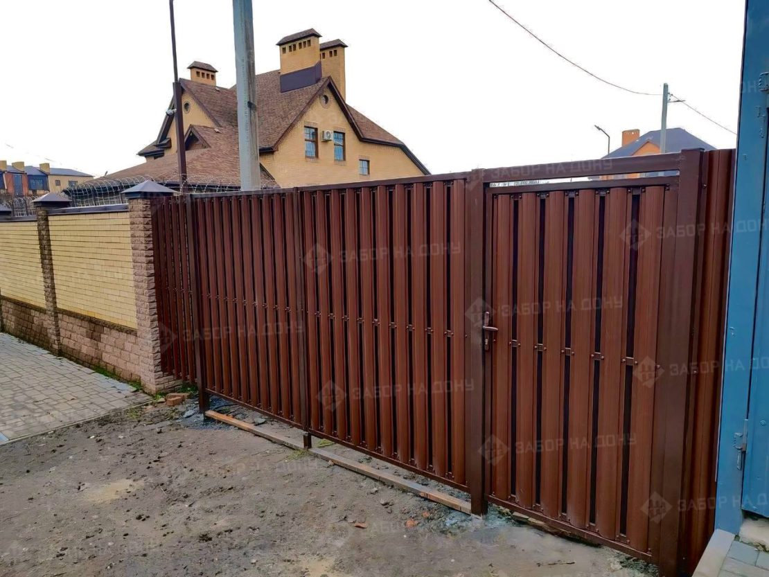 Распашные ворота из евроштакетника  в Азове